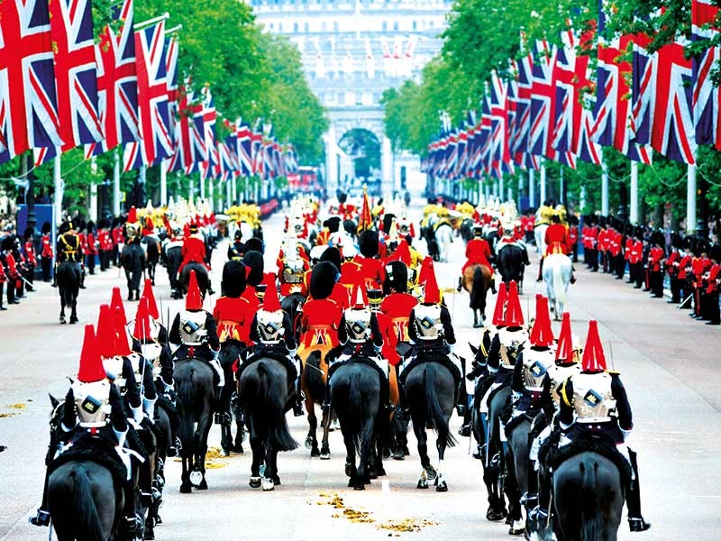 Englische Kavalleristen vor dem Windsor Palace