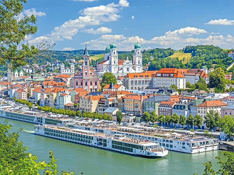 Auf der Donau vor Anker liegende Kreuzfahrtschiffe